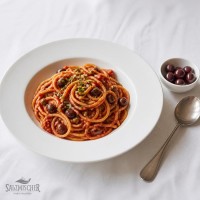 Pasta Puttanesca mit Sardellen, Kapern und Taggiasca-Oliven – Rezeptbild