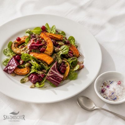 Herbstsalat mit Ofenkürbis, Kernen und Blütensalz