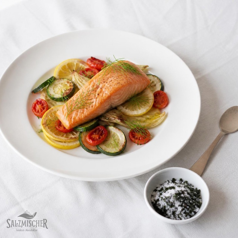 Ofenlachs mit Algensalz und Zitronengemüse