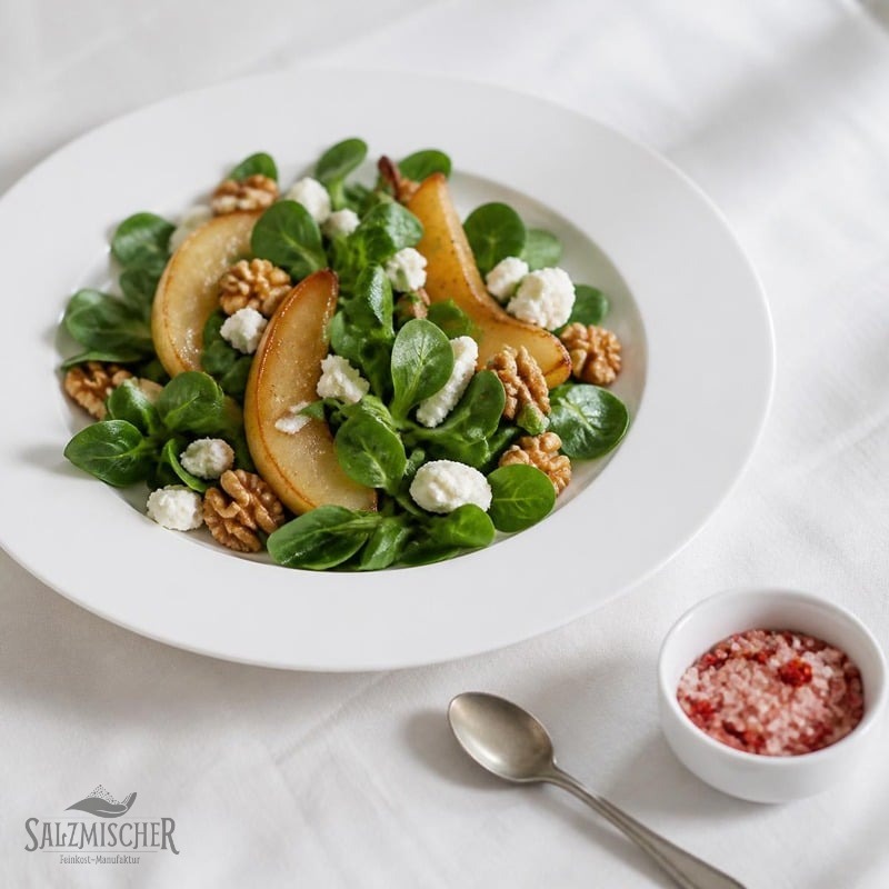 Feldsalat mit Ziegenkäse, Birne und Himbeersalz