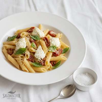Penne mit getrockneten Tomaten und Ricotta