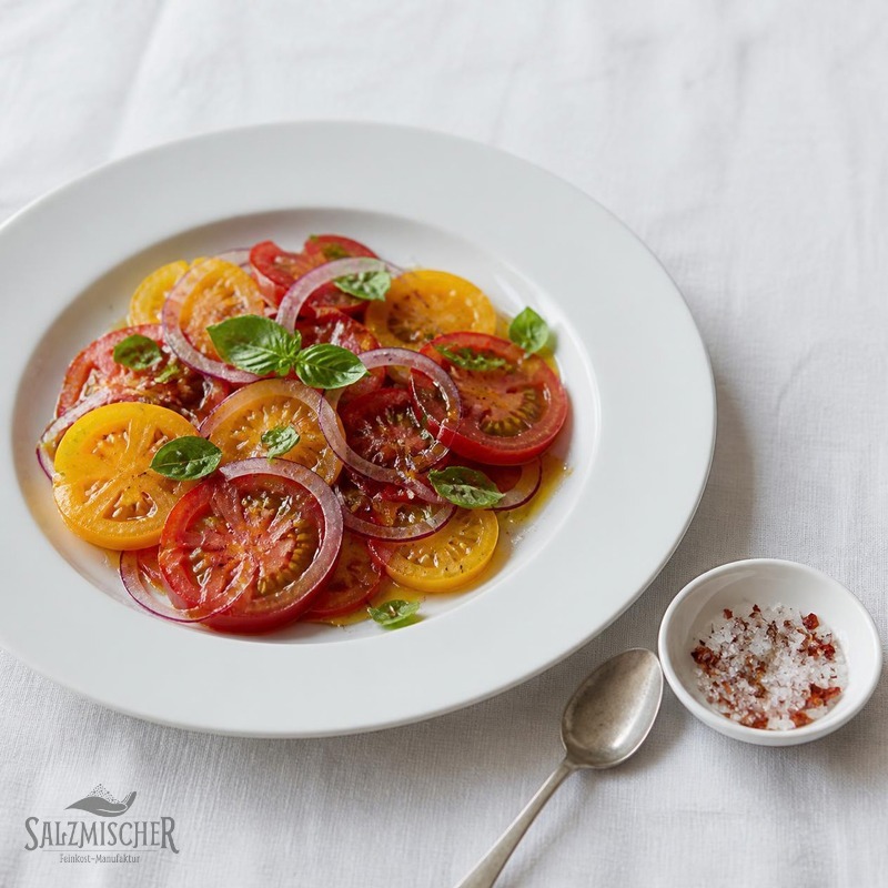 Tomatensalat mit roten Zwiebeln und der Tomaten-Salzmühle