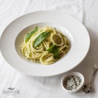 Spaghetti mit Bärlauch-Butter und Parmesan – Rezeptbild