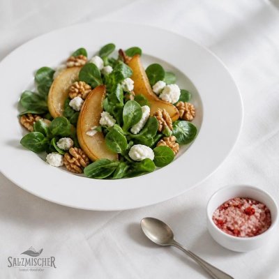 Feldsalat mit Ziegenkäse, Birne und Himbeersalz