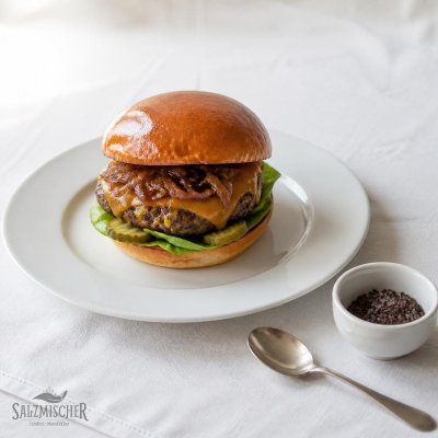 Burger mit Rauchsalz und karamellisierten Zwiebeln