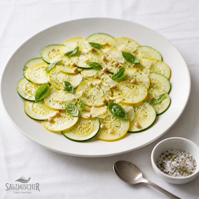 Zucchini-Carpaccio mit Basilikumsalz und Parmesan